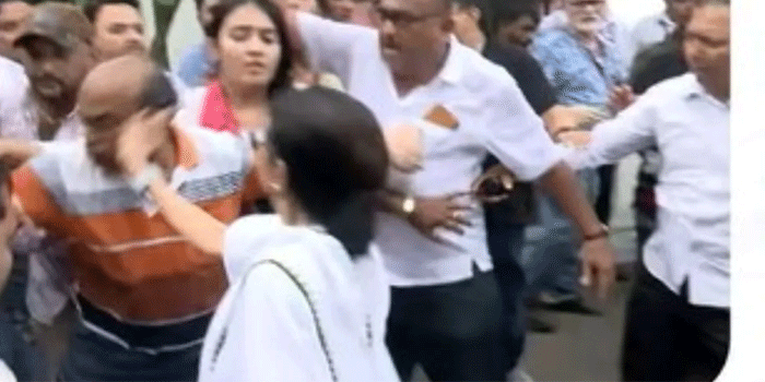 മമത ബാനർജി സ്വന്തം പാർട്ടി പ്രവർത്തകന്റെ മുഖത്തടിച്ചു;  ടിഎംസിയുടെ പ്രതിഷേധ റാലിക്കിടെയാണ് സംഭവം; ‘അവരുടെ മാനസിക സന്തുലിതാവസ്ഥ പരിപൂർണമായി നഷ്ടമായി‘യെന്ന് ബിജെപി ദേശീയ വക്താവ് പ്രദീപ് ഭണ്ഡാരി; വീഡിയോ