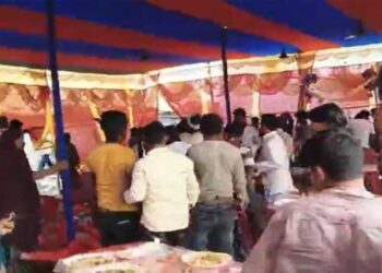 ഇത് ഒരുതരം വല്ലാത്ത  ചെയ്ത് ആയിപ്പോയി… വിവാഹവിരുന്നിന് ചെക്കന്റെ വീട്ടുകാരോട് വിളമ്പുമെന്ന് പറഞ്ഞത് മട്ടൺ, മുന്നിലെത്തിയതോ ചിക്കൻ കാല്… പിന്നെ നടന്നത് ചറപറ അടിയും വടിവാളുകൊണ്ടുള്ള ആക്രമണവും, 12 പേർക്ക് പരുക്ക്
