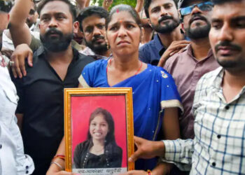 “ധർമേന്ദ്ര പ്രധാന്റെ രാജികൊണ്ട് മാത്രം ഞങ്ങൾ സംതൃപ്തരല്ല, ചോദ്യപ്പേപ്പർ ചോര്‍ത്തിയവരെ തൂക്കിക്കൊല്ലണം”,  ഞങ്ങളെ ആര് നോക്കും??  ആത്മഹത്യ ചെയ്ത നീറ്റ് വിദ്യാര്‍ത്ഥിനിയുടെ അമ്മ