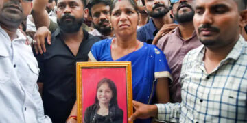“ധർമേന്ദ്ര പ്രധാന്റെ രാജികൊണ്ട് മാത്രം ഞങ്ങൾ സംതൃപ്തരല്ല, ചോദ്യപ്പേപ്പർ ചോര്‍ത്തിയവരെ തൂക്കിക്കൊല്ലണം”,  ഞങ്ങളെ ആര് നോക്കും??  ആത്മഹത്യ ചെയ്ത നീറ്റ് വിദ്യാര്‍ത്ഥിനിയുടെ അമ്മ
