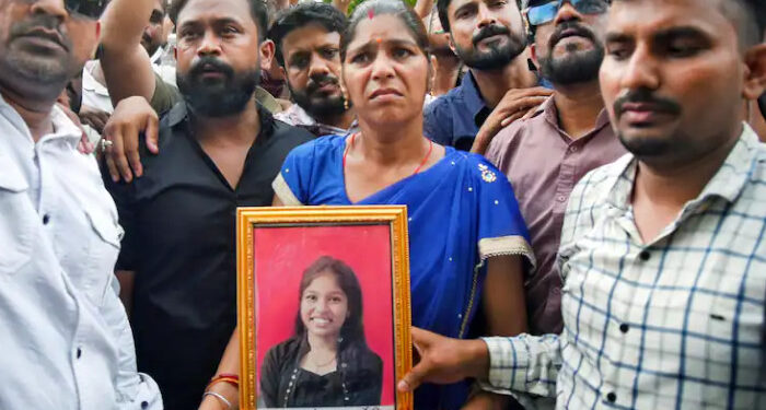 “ധർമേന്ദ്ര പ്രധാന്റെ രാജികൊണ്ട് മാത്രം ഞങ്ങൾ സംതൃപ്തരല്ല, ചോദ്യപ്പേപ്പർ ചോര്‍ത്തിയവരെ തൂക്കിക്കൊല്ലണം”,  ഞങ്ങളെ ആര് നോക്കും??  ആത്മഹത്യ ചെയ്ത നീറ്റ് വിദ്യാര്‍ത്ഥിനിയുടെ അമ്മ