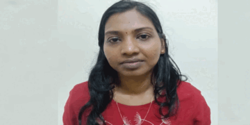 അയൽവാസിയുമായി വസ്തു തർക്കം; സർവ്വേ കല്ലുകൾ പിഴുതെറിഞ്ഞ് യുവതി; തടയാനെത്തിയ പൊലീസ് ഉദ്യോഗസ്ഥയുടെ യൂണിഫോമും മുടിയും പിടിച്ചുവലിച്ചു, കാലിൽ തൊഴിച്ചു; റിമാൻഡിൽ