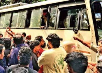 “അവരെ ഇങ്ങോട്ട് ഇറക്കി വിട് സാറേ… ഞങ്ങളുടെ പിള്ളേരെയാണടാ നീയൊക്കെ തല്ലിയത്, നിന്നെയൊന്നും ജയിലിലേക്ക് കൊണ്ടുപോകില്ല, റോഡിലിട്ട് തീർക്കും…’’ തൃക്കാക്കരയിൽ പ്രതികളെ തെരുവിലിട്ട് തീർക്കുമെന്ന് നാട്ടുകാർ, സ്റ്റേഷന്റെ പ്രധാന കവാടങ്ങൾ പൂട്ടി പോലീസ്