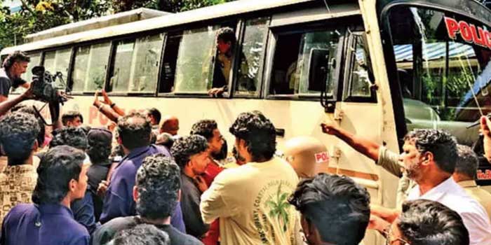 “അവരെ ഇങ്ങോട്ട് ഇറക്കി വിട് സാറേ… ഞങ്ങളുടെ പിള്ളേരെയാണടാ നീയൊക്കെ തല്ലിയത്, നിന്നെയൊന്നും ജയിലിലേക്ക് കൊണ്ടുപോകില്ല, റോഡിലിട്ട് തീർക്കും…’’ തൃക്കാക്കരയിൽ പ്രതികളെ തെരുവിലിട്ട് തീർക്കുമെന്ന് നാട്ടുകാർ, സ്റ്റേഷന്റെ പ്രധാന കവാടങ്ങൾ പൂട്ടി പോലീസ്