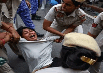 ‘കണ്ണീർവാതക പ്രയോഗത്തിൽ അവൾക്ക് പരുക്കേറ്റു;  വേദനകൊണ്ട് അനങ്ങാനാവാതെ നിൽക്കെയാണ് പൊലീസിന്റെ ലാത്തിച്ചാർജ്; നട്ടെല്ലിനു ക്ഷതമേറ്റു, നിലവിൽ തലച്ചോറിലേക്ക് ഓക്സിജൻ എത്തുന്നില്ലെന്ന് ഡോക്ടർമാർ പറയുന്നു; ഞങ്ങളിതെങ്ങനെ താങ്ങും? ‘
