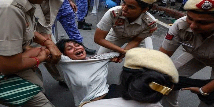 ‘കണ്ണീർവാതക പ്രയോഗത്തിൽ അവൾക്ക് പരുക്കേറ്റു;  വേദനകൊണ്ട് അനങ്ങാനാവാതെ നിൽക്കെയാണ് പൊലീസിന്റെ ലാത്തിച്ചാർജ്; നട്ടെല്ലിനു ക്ഷതമേറ്റു, നിലവിൽ തലച്ചോറിലേക്ക് ഓക്സിജൻ എത്തുന്നില്ലെന്ന് ഡോക്ടർമാർ പറയുന്നു; ഞങ്ങളിതെങ്ങനെ താങ്ങും? ‘