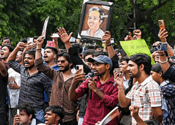 ‘പെപ്പർ സ്പ്രേയടക്കം കൈയ്യിലുണ്ട്; ഗുണ്ടാസംഘാംഗങ്ങളും ഉൾപ്പെട്ടിട്ടുണ്ട്‘; 200 പേർ കരുതൽ കസ്റ്റഡിയിലെടുത്ത് പോലീസ് 17 ഡൽഹി മെട്രോ സ്റ്റേഷനുകൾ ഇന്ന് അടച്ചിടും; സിജെപി-  സർക്കാർ ചർച്ചയ്ക്ക് ഇന്ന് സാധ്യത; ‘ധർമ്മേന്ദ്ര പ്രധാന്റെ രാജി വരെ സമരം തുടരും‘