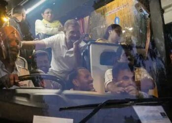 രാഹുലിനെ വരിഞ്ഞുമുറുക്കാൻ നീക്കം, ഔദ്യോ​ഗിക വസതിക്ക് ഇരുവശവുമുള്ള റോഡുകൾ അടച്ചു, റോഡിന് കുറുകെ ബസും വച്ചു, വീടിനു സമീപം പ്രവർത്തകരെ ബാരിക്കേഡ് വെച്ച് പോലീസ് ത‍ടഞ്ഞും നീക്കം… ബാരിക്കേടുകൾ തട്ടിയെറിഞ്ഞ് പുതിയ പോർമുഖം തുറന്ന് പ്രതിപക്ഷം, ഗാന്ധിസ്മൃതിയിലേക്ക് മാർച്ച്