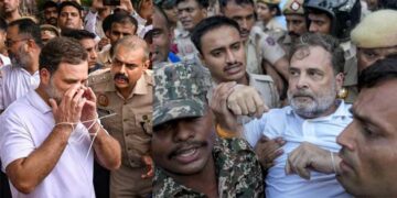 പാറ്റകളുടെ സമരം ആളിക്കത്തുന്നു… രാഹുൽ ഗാന്ധിയെ റോഡിലൂടെ വലിച്ചിഴച്ച് പോലീസ്, മുഖത്ത് പരുക്ക്!! പ്രിയങ്കയും കെസി വേണു ഗോപാലും ഡി.കെ. ശിവകുമാർ ഉൾപ്പെടെയുള്ള നേതാക്കളും കസ്റ്റഡിൽ, വനിതാ എംപിമാരെയെടക്കം ബലം പ്രയോഗിച്ച് അറസ്റ്റ് ചെയ്ത് നീക്കി… തലസ്ഥാനത്ത് കയ്യൂക്ക് കാണിച്ച് പോലീസ്