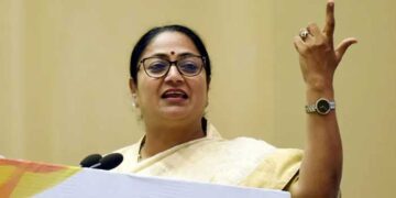‘അതേ നിങ്ങളാണ് ഡൽഹിയിലെ മുഖ്യമന്ത്രിയെന്ന് ആ രേഖ ഗുപ്തയെ ആരെങ്കിലും ഓർമിപ്പിക്കുമോ? ചിലപ്പോ തലസ്ഥനത്തെ അന്തരീക്ഷ മലിനീകരണം എങ്ങനെ തടയുമെന്ന ആലോചനയിലായിരിക്കും’… ഇന്ദ്രപ്രസ്ഥം കലാപ രൂക്ഷിതമായിരിക്കുമ്പോൾ രേഖ ഗുപ്ത എവിടെ? മുഖ്യമന്ത്രിയെ തപ്പി സോഷ്യൽ മീഡിയ