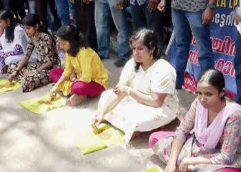 ‘ജോലി തരൂ’; സെക്രട്ടേറിയറ്റിന് മുന്നിൽ ‘മണ്ണ് വാരിത്തിന്ന്’ എൽപി അധ്യാപക റാങ്ക് പട്ടികയിലുള്ളവരുടെ പ്രതിഷേധം; നിയമനം ആരംഭിക്കുന്നതുവരെ സമരം തുടരുമെന്ന് ഉദ്യോഗാർത്ഥികൾ