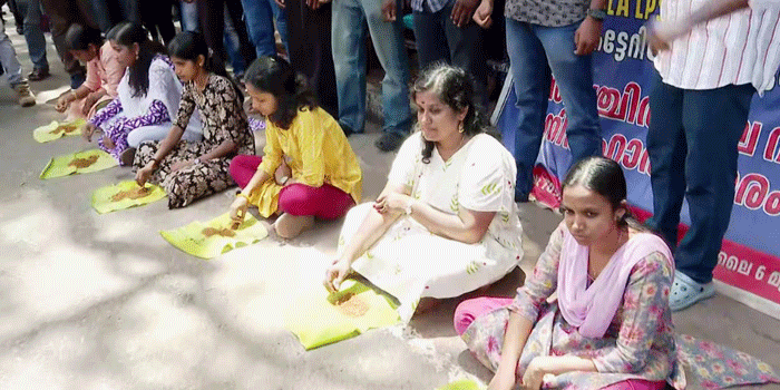 ‘ജോലി തരൂ’; സെക്രട്ടേറിയറ്റിന് മുന്നിൽ ‘മണ്ണ് തിന്ന്’ എൽപി അധ്യാപക റാങ്ക് പട്ടികയിലുള്ളവരുടെ പ്രതിഷേധം; നിയമനം ആരംഭിക്കുന്നതുവരെ സമരം തുടരുമെന്ന് ഉദ്യോഗാർത്ഥികൾ