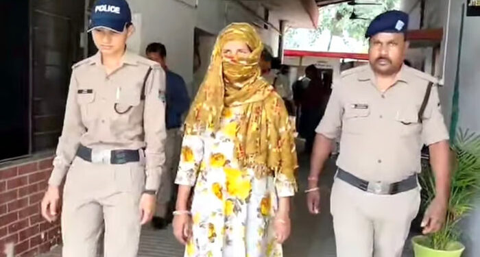 ജോലി ചെയ്തിരുന്ന വീട്ടില് നിന്നും ആഭരണങ്ങള് മോഷ്ടിച്ചു, പിന്നാലെ അവ ധരിച്ച് റീല്സും സ്റ്റാറ്റസും പങ്കുവച്ചു, വീട്ടു ജോലിക്കാരിയെ കയ്യോടെ പൊക്കി പൊലീസ്