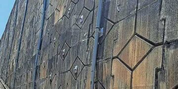 ആ ഭു(ബു)ദ്ധിമാനെ ഒന്നു കണ്ടിരുന്നുവെങ്കിൽ… വിഴിഞ്ഞം ബൈപാസിലെ പയറുമൂട് മുതൽ വേങ്ങപ്പൊറ്റ വരെയുള്ള തകർന്ന സംരക്ഷണ ഭിത്തി ഉറപ്പിച്ചിരിക്കുന്നത് നട്ടും ബോൾട്ടുമിട്ട്…കോൺക്രീറ്റ് നിർമിത വലിയ പാളികൾ അടുക്കിയുണ്ടാക്കിയ നിർമാണത്തിനിടയിലെ വിടവ് നികത്തിയിരിക്കുന്നത് ടയർ കഷ്ണങ്ങൾ തിരുകിക്കയറ്റി
