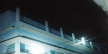 ശക്തമായ കാറ്റിൽ ക്ലാസ് റൂമുകൾക്ക് മുകളിലുണ്ടായിരുന്ന റൂഫിംഗ് ഷീറ്റ് പറന്നുപോയി, ഒരു ഭാ​ഗം ഷീറ്റ് കുടുങ്ങിക്കിടന്നത് തെങ്ങിനു മുകളിൽ!! സ്കൂളിന് ഇന്ന് അവധി
