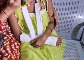 ഹോംവർക്ക് ചെയ്തില്ല, കുട്ടി ഇരിക്കുന്നതിനു പിറകിലൂടെ വന്ന് കൈപ്പത്തിക്ക് അടിച്ചു, പിന്നാലെ നിർബന്ധിച്ച് ബോർഡിൽ എഴുതിച്ചു, അഞ്ചാം ക്ലാസ് വിദ്യാർഥിനിയുടെ കൈയ്ക്ക് പൊട്ടൽ, കൈയ്ക്ക് നീരുവച്ചതോടെ കുട്ടിയെ ഹോസ്പിറ്റിൽ കൊണ്ടുപോകാതെ വീട്ടുകാരെ അറിയിച്ചു