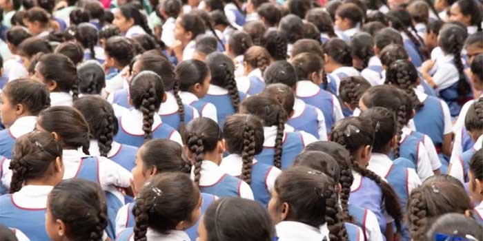 ക്ലാസ് മുറിയിൽ നിന്ന് 500 രൂപ മോഷണം പോയി, സീനിയർ വിദ്യാർഥികളെ വിവസ്ത്രരാക്കി പരിശോധന, അധ്യാപികയ്ക്ക് സസ്പെൻഷൻ, പരിശോധിച്ചത് അധ്യാപിക നേരിട്ടല്ല, മറ്റു വിദ്യാർഥികളെക്കൊണ്ട്…