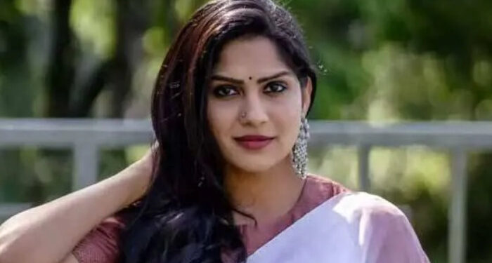 എനിക്ക് ഇതിന് മുമ്പൊരു പ്രണയബന്ധമുണ്ടായിട്ടുണ്ട്, ഭംഗിയുള്ള ഒരാളായിരുന്നു അത്, പക്ഷെ ഇമോഷണല് സ്റ്റെബിലിറ്റി ഇല്ലായിരുന്നു, അച്ഛനും ചേട്ടനും മരിച്ചപ്പോള് മാനസികമായി തകര്ന്നു, അങ്ങനെ ബ്രേക്ക് അപ്പായി- സ്വാസിക