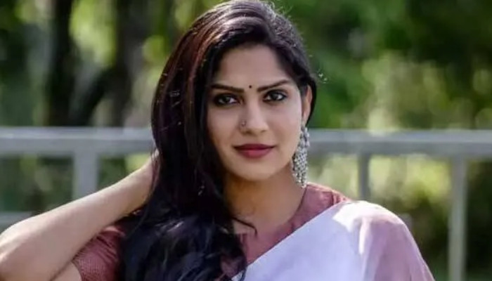 എനിക്ക് ഇതിന് മുമ്പൊരു പ്രണയബന്ധമുണ്ടായിട്ടുണ്ട്, ഭംഗിയുള്ള ഒരാളായിരുന്നു അത്, പക്ഷെ ഇമോഷണല് സ്റ്റെബിലിറ്റി ഇല്ലായിരുന്നു, അച്ഛനും ചേട്ടനും മരിച്ചപ്പോള് മാനസികമായി തകര്ന്നു, അങ്ങനെ ബ്രേക്ക് അപ്പായി- സ്വാസിക