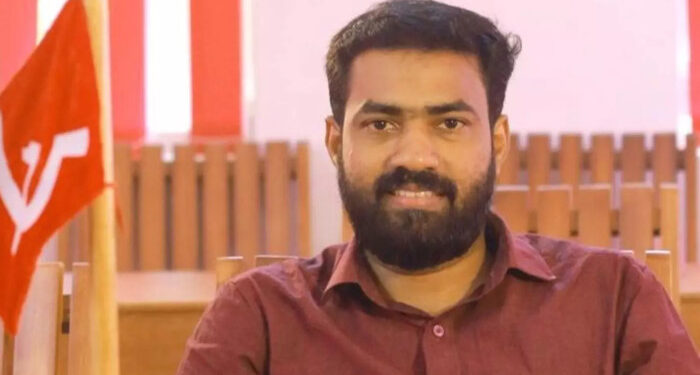 ഇന്നലെവരെ എങ്ങനെയാണോ ഭക്ഷണം നൽകിയത് അതുപോലെ നാളെയും ചെയ്യും, ഒരു മന്ത്രിയെ കൊണ്ടും തടസ്സപ്പെടുത്താൻ കഴിയില്ല, കെ മുരളീധരന് ഭക്ഷണത്തില് മണ്ണുവാരിയിടുന്നുവെന്ന് ഡി.വൈ.എഫ്.ഐ സംസ്ഥാന സെക്രട്ടറി