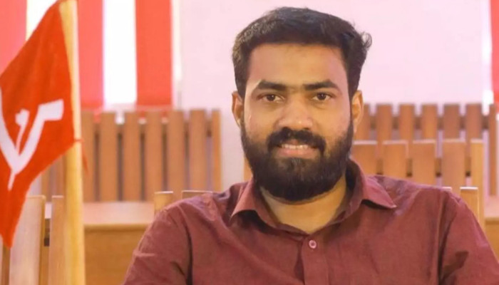 ഇന്നലെവരെ എങ്ങനെയാണോ ഭക്ഷണം നൽകിയത് അതുപോലെ നാളെയും ചെയ്യും, ഒരു മന്ത്രിയെ കൊണ്ടും തടസ്സപ്പെടുത്താൻ കഴിയില്ല, കെ മുരളീധരന് ഭക്ഷണത്തില് മണ്ണുവാരിയിടുന്നുവെന്ന് ഡി.വൈ.എഫ്.ഐ സംസ്ഥാന സെക്രട്ടറി