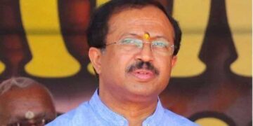 തുലാഭാരത്തിനിടെ ത്രാസിൻ്റെ കയർ പൊട്ടി, കഴക്കൂട്ടം എംഎൽഎ വി മുരളീധരന്റെ കാലിന് പരുക്ക്