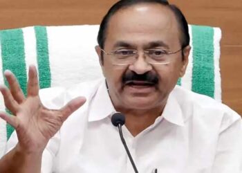 ‘ഞാൻ ചില അമ്മമാരോടു പരാതി പറയും, അവർ പ്രത്യേക ഡിഷ് ഉണ്ടാക്കും, പക്ഷേ അവരുടെ മക്കൾക്കു അതു പകർന്നു കൊടുക്കുന്നില്ല, ആ മക്കൾക്കോ, മകന്റെ ഭാര്യയായി വരുന്ന ആൾക്കെങ്കിലുമോ ആ ഭക്ഷണത്തിന്റെ പ്രത്യേകത പറഞ്ഞു കൊടുക്കണം’… വിഡി സതീശൻ!! പരാമർശം സ്ത്രീ വിരുദ്ധം- കുറിപ്പുമായി വി ശിവൻകുട്ടി, ശാരദക്കുട്ടി എന്നിവർ രം​ഗത്ത്