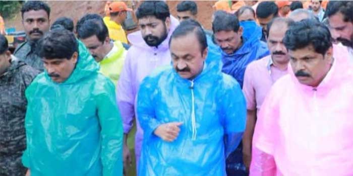 വയനാട് മണ്ണിടിച്ചിൽ; ദുരന്ത ബാധിത മേഖല സന്ദർശിച്ചു രക്ഷാ പ്രവർത്തനങ്ങൾ നേരിട്ട് വിലയിരുത്തി മുഖ്യമന്ത്രി വി ഡി സതീശൻ