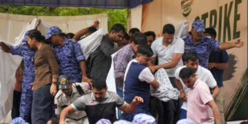 ഞാനൊരു കുറ്റവാളിയാണോ? ഇവർ പൊലീസല്ല, ആർഎസ്എസ് ഗുണ്ടകളാണ്, വാങ്ചുക്കിനെ അസഭ്യം പറഞ്ഞാണ് അവര്‍ വലിച്ചിഴച്ചു കൊണ്ടുപോയത്, എന്നേയും മര്‍ദിച്ചു, സിജെപി നേതാവ്  അഭിജിത് ദീപ്കെ