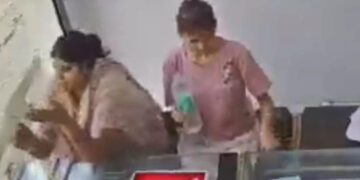 ദാഹിച്ചപ്പോള് ജ്വല്ലറി ഉടമ കുപ്പിവെള്ളം നല്കി, കുടിച്ച ഉടന് രക്തം ചര്ദിച്ച് യുവതി, നല്കിയത് സീല് ചെയ്ത ബോട്ടില്, വിഷാംശം കലര്ന്നതെങ്ങനെയെന്നറിയാതെ പൊലീസ്
