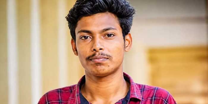 വിദ്യാർഥി രാഷ്ട്രീയത്തിന്റെ പേരിൽ ഒരുത്തനെ പച്ചയ്ക്ക് കുത്തിക്കൊലപ്പെടുത്തി, കോടതിയിൽ ഹാജരാകാൻ നിർദേശിച്ചപ്പോൾ യൂട്യൂബിലടക്കം മാധ്യമങ്ങൾ തൽസമയം ദൃശ്യങ്ങൾ നൽകുന്നു, ഹാജരാകാൻ ആകില്ലെന്ന് പ്രതിഭാഗം അഭിഭാഷകൻ, തെളിവിനായി മാധ്യമങ്ങൾ ക്യാമറ വെച്ചിരിക്കുന്ന ഫോട്ടോയും കോടതിക്കു മുന്നിൽ, അഭിമന്യുവിനെ വധക്കേസിൽ കോടതിൽ ഹാജരാകാതെ പ്രതികൾ