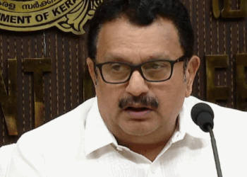 ‘ആരോഗ്യ വകുപ്പ് മരുന്ന് എത്തിക്കാത്തത് കൊണ്ട് ആർക്കും എലിപ്പനി വരില്ല’, ക്യാമ്പിൽ മരുന്നുണ്ടെന്ന് മന്ത്രി കെ. മുരളീധരൻ; മുഖ്യമന്ത്രി വിരുന്നിൽ പങ്കെടുത്തതുമായി ബന്ധപ്പെട്ട വിവാദത്തിലും പ്രതികരണം; ‘ഊണ് കഴിക്കുന്നത് തെറ്റാണോ?‘