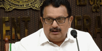 ‘ആരോഗ്യ വകുപ്പ് മരുന്ന് എത്തിക്കാത്തത് കൊണ്ട് ആർക്കും എലിപ്പനി വരില്ല’, ക്യാമ്പിൽ മരുന്നുണ്ടെന്ന് മന്ത്രി കെ. മുരളീധരൻ; മുഖ്യമന്ത്രി വിരുന്നിൽ പങ്കെടുത്തതുമായി ബന്ധപ്പെട്ട വിവാദത്തിലും പ്രതികരണം; ‘ഊണ് കഴിക്കുന്നത് തെറ്റാണോ?‘