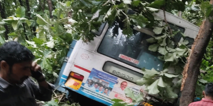 നെൻമാറ പോത്തുണ്ടിയിൽ കെഎസ്ആർടിസി ബസ് താഴ്ചയിലേക്ക് മറിഞ്ഞു; ഒരു സ്ത്രീ മരിച്ചു, തിരിച്ചറിഞ്ഞിട്ടില്ല; നിരവധി പേർക്ക് പരിക്ക്