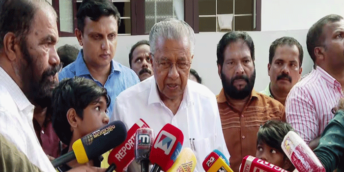 ‘രാജേഷിന്റെ കുടുംബത്തിന് സർക്കാർ സഹായം ഉറപ്പാക്കണം;എന്ത് സഹായം നൽകിയാലും അത് അധികമാകില്ല; ഭാര്യയ്ക്ക് ഉടൻ ജോലി നൽകണം’: വീട് സന്ദർശിച്ച്  പിണറായി വിജയൻ