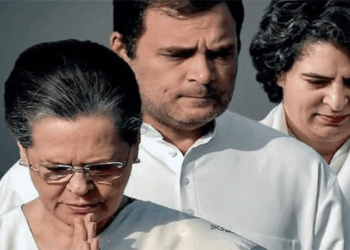 ‘പിതാവിന്റെ വിയോഗത്തിന് ശേഷം അമ്മയുടെ ജീവിതം എത്രത്തോളം കഠിനമായിരുന്നുവെന്നും എന്തൊക്കെ പ്രതിസന്ധികളിലൂടെയാണ് കടന്നുപോയതെന്നും എനിക്കും സഹോദരി പ്രിയങ്കയ്ക്കും മാത്രമേ യഥാർത്ഥത്തിൽ അറിയൂ‘- ഹൃദയസ്പർശിയായ കുറിപ്പുമായി രാഹുൽ ഗാന്ധി