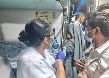 കുട്ടികൾ കഴിച്ചത് ട്രെയിനിലെ പാൻട്രിയിൽ നിന്നുള്ള ഭക്ഷണം മാത്രം!! ടൂർ കഴിഞ്ഞ് കേരളത്തിലേക്കുള്ള മടക്കയാത്രക്കിടെ ഭക്ഷ്യവിഷബാധ, 40 ഓളം വിദ്യാർഥികൾക്ക് ഛർദിയും തലകറക്കവും, ഖാണ്ഡ്‌വ സ്റ്റേഷനിൽ മുൻകൂട്ടി മെഡിക്കൽ ടീമിനെ സജ്ജമാക്കി റെയിൽവേ അധികൃതർ