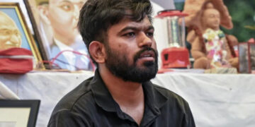 ഗാന്ധിയുടെ കൊലയാളികള്‍ക്ക് മറ്റാരെയും ദേശവിരുദ്ധര്‍ എന്ന് വിളിക്കാന്‍ അവകാശമില്ല, നാഥുറാം വിനായക് ഗോഡ്‌സെയാണ്  ആദ്യ ദേശവിരുദ്ധന്‍, ആര്‍എസ്എസിനെ വിമര്‍ശിച്ച് അഭിജീത് ദിപ്കെ
