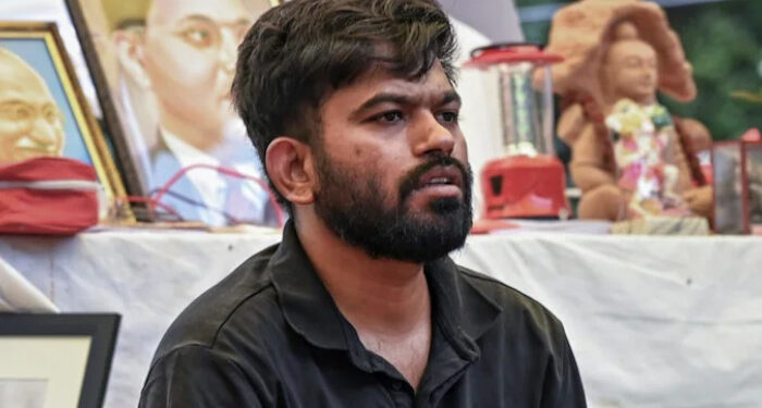 ഗാന്ധിയുടെ കൊലയാളികള്‍ക്ക് മറ്റാരെയും ദേശവിരുദ്ധര്‍ എന്ന് വിളിക്കാന്‍ അവകാശമില്ല, നാഥുറാം വിനായക് ഗോഡ്‌സെയാണ്  ആദ്യ ദേശവിരുദ്ധന്‍, ആര്‍എസ്എസിനെ വിമര്‍ശിച്ച് അഭിജീത് ദിപ്കെ