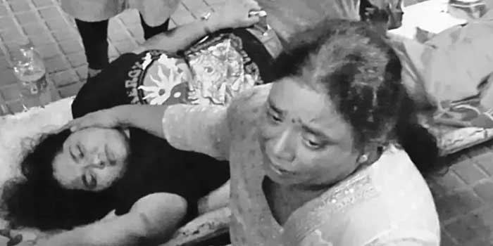 അപകടം അമ്മയുടേയും ഇരട്ട സഹോദരിയുടേയും കൺമുന്നിൽ ട്രെയിനിനും പ്ലാറ്റ്ഫോമിനുമിടയിൽപ്പെട്ട് കാൽപാദമറ്റ നിയമ വിദ്യാർഥിനിയുടെ അറ്റുപോയ പാദം കണ്ടെത്തി, തുന്നിച്ചേർക്കാനുള്ള ശ്രമത്തിൽ ആശുപത്രി ജീവനക്കാർ
