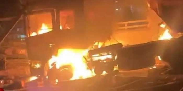 നിർത്തിയിട്ട ലോറി നന്നാക്കുന്നതിനിടെയിലേക്ക് ടാങ്കർ ലോറി പാഞ്ഞു കയറി, മെക്കാനിക്കിനും സഹായിക്കും ദാരുണാന്ത്യം, ഇടിയുടെ ആഘാത്തതിൽ ലോറികൾക്ക് തീപിടിച്ചു
