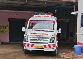അമിത വേ​ഗത്തിലെത്തിയെ ലോറി കണ്ട് കുഞ്ഞിന് ഓടിമാറാനായില്ല, റോഡരികിൽ നിൽക്കുകയായിരുന്ന ഏഴു വയസുകാരന് അച്ഛന്റെ കൺമുന്നിൽ ദാരുണാന്ത്യം, അപകടം പിതാവിനൊപ്പം കടയിൽ പോയി മടങ്ങവേ