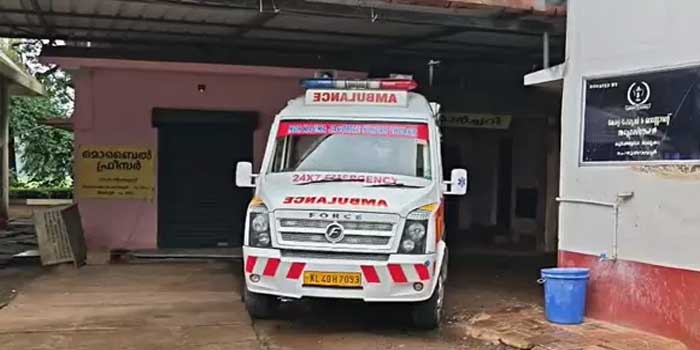 അമിത വേഗത്തിലെത്തിയെ ലോറി കണ്ട് കുഞ്ഞിന് ഓടിമാറാനായില്ല, റോഡരികിൽ നിൽക്കുകയായിരുന്ന ഏഴു വയസുകാരന് അച്ഛന്റെ കൺമുന്നിൽ ദാരുണാന്ത്യം, അപകടം പിതാവിനൊപ്പം കടയിൽ പോയി മടങ്ങവേ