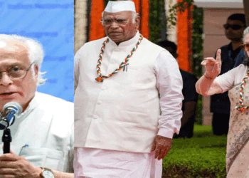 ‘അത്, സോണിയാജി വന്ദേമാരതം മുഴുവനും പാടരുതെന്ന് പറഞ്ഞ് തടഞ്ഞതല്ല, ഖാർ​ഗേ കുറെ നേരമായിട്ട് എഴുന്നേറ്റ് നിൽക്കുകയായിരുന്നു, അദ്ദേഹം ബുദ്ധിമുട്ടുന്നത് കണ്ട് ഇരിക്കാൻ ഒരു കസേര ചോദിച്ചതാണ്‘- വിവാദങ്ങളോട് പ്രതികരിച്ച് ജയറാം രമേശ്