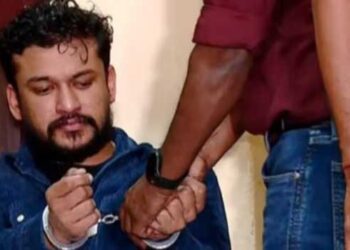 ‘ഇതിനു മുമ്പ് ഇതുപോലൊരു ഓപ്പറേഷൻ നടത്തിയത് ബലാംത്സംഗ പ്രതി മാങ്ങാണ്ടിയെ പിടിക്കാനായിരുന്നു’… അർജുൻ ആയങ്കിയെ പിടികൂടിയ വാർത്തയ്ക്ക് താഴെ അധിക്ഷേപ കമെന്റിട്ട് ഗ്രേഡ് എസ്ഐ!! സേനയ്ക്കുള്ളിൽ പ്രതിഷേധം ശക്തം, മുൻപ് എ.ഡി. തോമസ് എംഎൽഎയെ അധിക്ഷേപിച്ച് കമെന്റിട്ടതും ഇതേ ഉദ്യോഗസ്ഥൻ