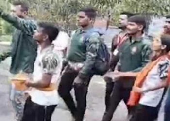 “‘നിങ്ങൾക്ക് ഹിന്ദു സംസ്കാരം അറിയാമോ?, നിങ്ങൾ എന്തിനാണ് ഷോർട്ട്‌സ് ധരിക്കുന്നത്?” ഷോർട്സും സ്ലീവ് ലെസ് ബനിയനും ധരിച്ചതിന്റെ പേരിൽ വിനോദ സഞ്ചാരത്തിനെത്തിയ കുടുംബത്തിനു നേരെ സദാചാര പോലീസിന്റെ മർദ്ദനം