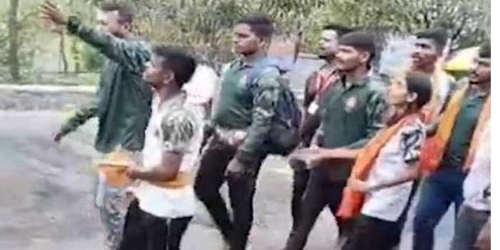 “‘നിങ്ങൾക്ക് ഹിന്ദു സംസ്കാരം അറിയാമോ?, നിങ്ങൾ എന്തിനാണ് ഷോർട്ട്‌സ് ധരിക്കുന്നത്?” ഷോർട്സും സ്ലീവ് ലെസ് ബനിയനും ധരിച്ചതിന്റെ പേരിൽ വിനോദ സഞ്ചാരത്തിനെത്തിയ കുടുംബത്തിനു നേരെ സദാചാര പോലീസിന്റെ മർദ്ദനം