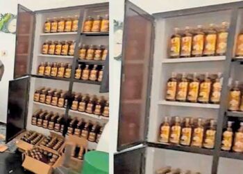സ്വയംപര്യാപ്തത കൈവരിച്ച മദ്യവ്യവസായിയെ കണ്ട് പരിശോധനയ്ക്കെത്തിയ എക്സൈസ് അന്തംവിട്ടു… വീട്ടിലെ അലമാരയിൽ അടുക്കി വച്ചേക്കുന്ന വിവിധ രൂപത്തിലും ഭാവത്തിലുമുള്ള സ്വദേശിയായ വിദേശമദ്യത്തിന്റെ കമനീയ ശേഖരം!! 231.5 ലീറ്റർ വ്യാജമദ്യവും 88 ലീറ്റർ സ്പിരിറ്റും സഹിതം യുവാവ് പിടിയിൽ