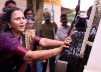 ഇല്ല, ഗാഡി പോവാൻ വിടത്തില്ല…മാസ് ആകാൻ ശ്രമിച്ച് ബിജെപി ജില്ലാ പ്രസിഡന്റ് … പക്ഷെ ചേച്ചിമാർ തടയാൻ ശ്രമിച്ചത് പോലീസ് വാഹനത്തിന്റെ പിന്നിൽ നിന്ന്…. പിന്നാലെ വാഹനം സുഗമമായി മുന്നോട്ട്… ‘ഞാൻ പുറകിൽ വന്നപ്പോൾ എല്ലാവരും പിന്നിൽ വന്നോ? വണ്ടി തടയാൻ മുന്നിൽ ആരെങ്കിലും നിൽക്കണ്ടേ’- എംഎൽ അശ്വിനി!! കോമഡിയായി വിദ്യാഭ്യാസ മന്ത്രിക്കെതിരെയുള്ള പ്രതിഷേധം
