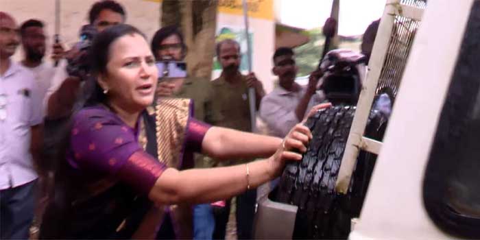 ഇല്ല, ഗാഡി പോവാൻ വിടത്തില്ല…മാസ് ആകാൻ ശ്രമിച്ച് ബിജെപി ജില്ലാ പ്രസിഡന്റ് … പക്ഷെ ചേച്ചിമാർ തടയാൻ ശ്രമിച്ചത് പോലീസ് വാഹനത്തിന്റെ പിന്നിൽ നിന്ന്…. പിന്നാലെ വാഹനം സുഗമമായി മുന്നോട്ട്… ഞാൻ പുറകിൽ വന്നപ്പോൾ എല്ലാവരും പിന്നിൽ വന്നോ? വണ്ടി തടയാൻ മുന്നിൽ ആരെങ്കിലും നിൽക്കണ്ടേ- എംഎൽ അശ്വിനി!! കോമഡിയായി വിദ്യാഭ്യാസ മന്ത്രിക്കെതിരെയുള്ള പ്രതിഷേധം